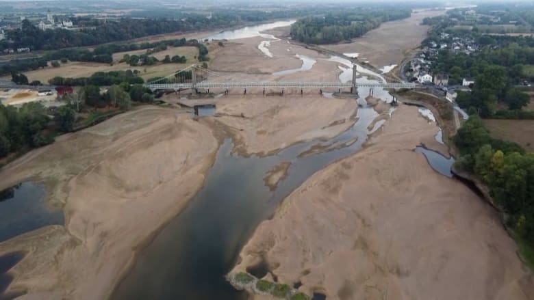 شاهد لقطات طائرة بدون طيار للأنهار في جميع أنحاء أوروبا خلال فترة الجفاف التاريخية