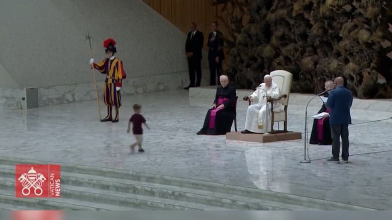 طفل يندفع راكضًا نحو البابا فرانسيس على المنصة خلال قداس.. شاهد ما حدث