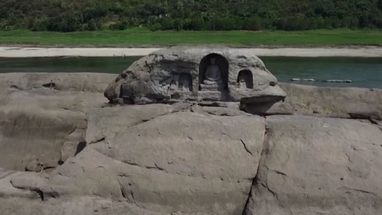 ظهور تماثيل بوذية قديمة ُكشف عنها بسبب انحسار مستويات المياه في الصين