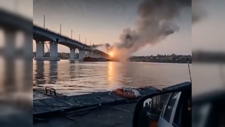 فيديو يظهر هجوم أوكرانيا على جسر رئيسي تستخدمه روسيا.. ومسؤولون يوجهون رسالة لسكان خيرسون