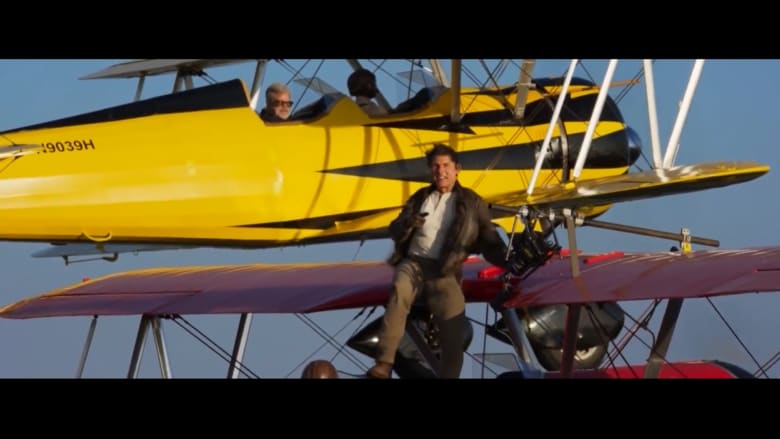 بفيديو مسرب.. توم كروز يقوم بحركة جريئة ويقف فوق طائرة تحلق وتنعطف وسط السماء