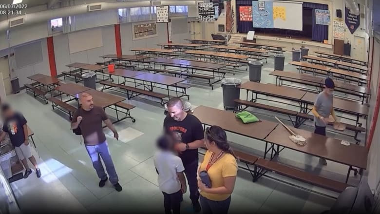 دفعه فجأة وطرحه أرضا.. كاميرا مراقبة تكشف ما فعله مدير مدرسة مع طالب