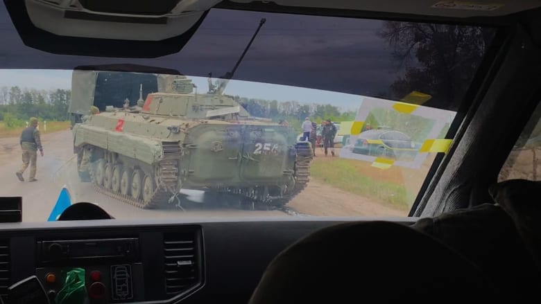شاهد.. قذائف تسقط قرب مركبة طاقم CNN أثناء توجههم إلى بلدة أوكرانية رئيسية