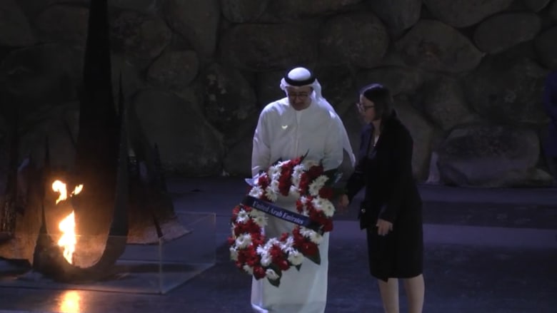 وزير خارجية الإمارات يضع إكليلا من الزهور على نصب "الهولوكوست" في القدس