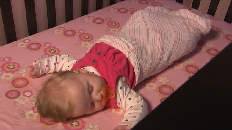 يموت منه نحو 100 رضيع سنويا.. إليك كيف يمكنك حماية طفلك من وضعيات النوم غير الآمنة