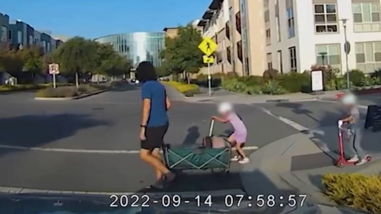 على بعد خطوة واحدة فقط.. فيديو يُظهر لحظات مرعبة لسيارة كادت تدهس طفلة