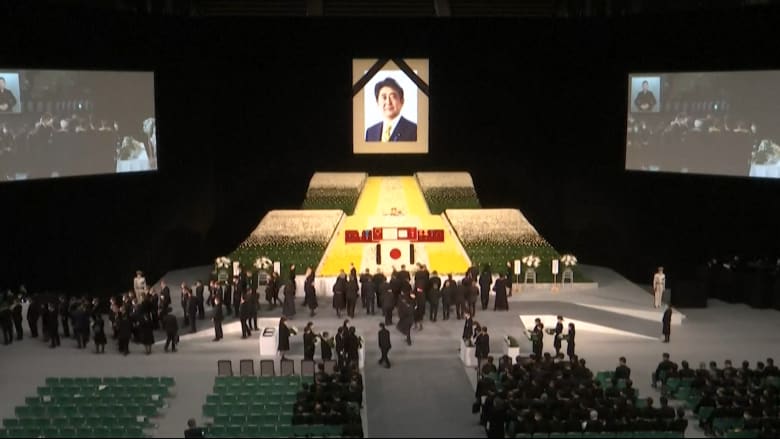 عرض كامل لأمة مقسمة.. ما هو المشهد في الجنازة الرسمية لرئيس الوزراء الياباني الراحل شينزو آبي؟