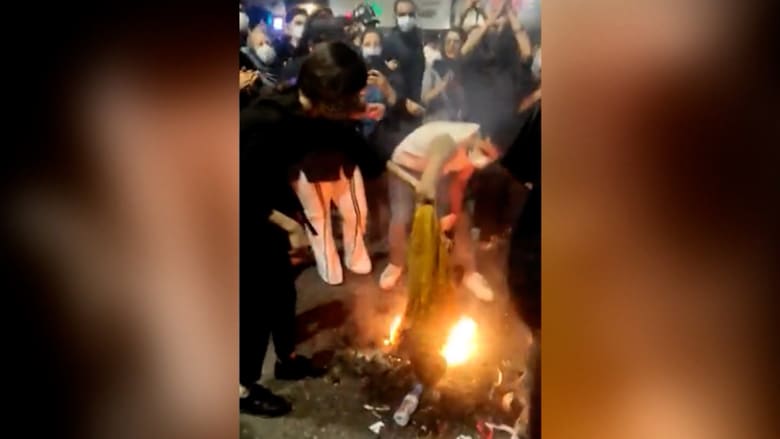 إيرانيون يضرمون النار بتمثال لأحد رموز الثورة الإسلامية.. وخبراء: الشباب فقد أمله بإحداث إصلاحات