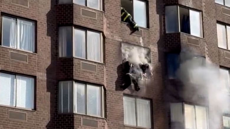 لحظات مرعبة.. شاهد امرأة تتدلى من نافذة مبنى مشتعل على ارتفاع 20 طابقًا