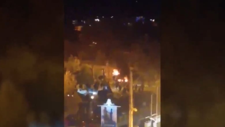 فيديو يظهر لحظة اشعال محتجين النار بمنزل الخميني في إيران
