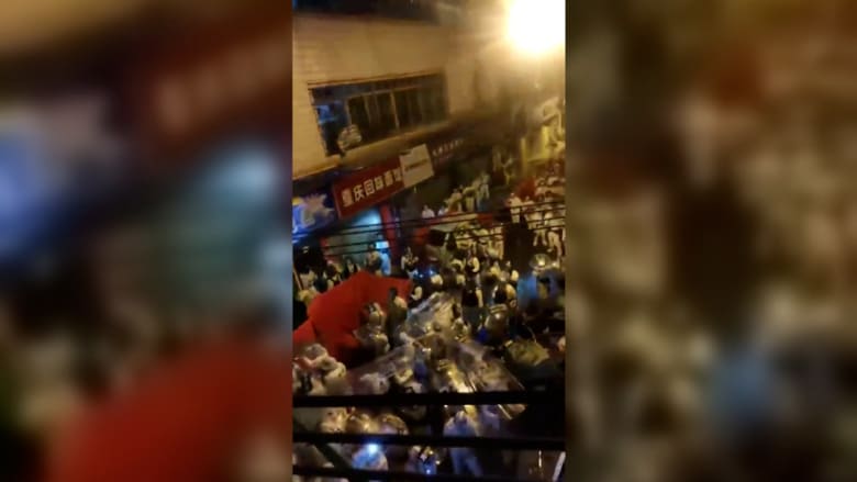 شاهد.. اشتباكات بين متظاهرين والشرطة في الصين خلال موجة جديدة من الاحتجاجات