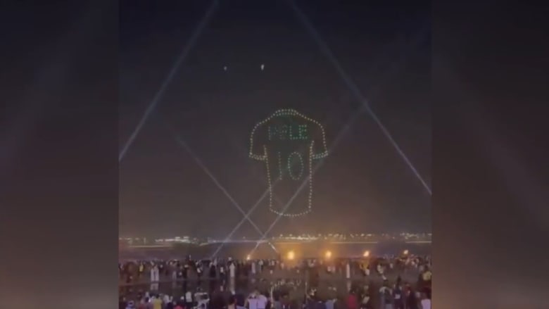 طائرات بدون طيار ترسم قميص بيليه في سماء قطر