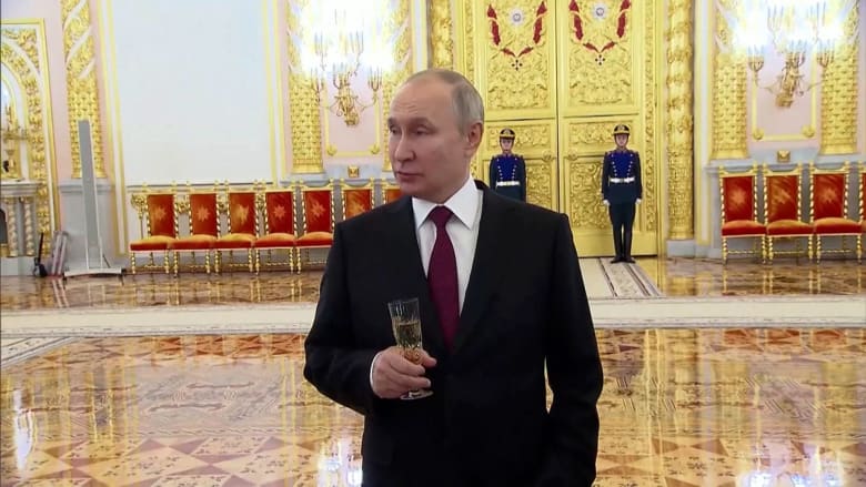 حاملًا كأس شمبانيا بيده.. شاهد بوتين يدلي بتعليق نادر حول قصف جيشه للبنية التحتية في أوكرانيا