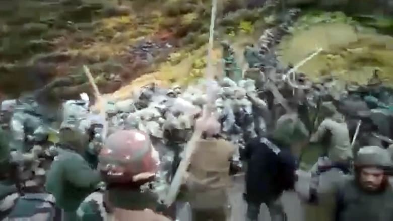 فيديو ظهر حديثًا.. شاهد اشتباكات بالعصي والحجارة بين القوات الهندية والصينية