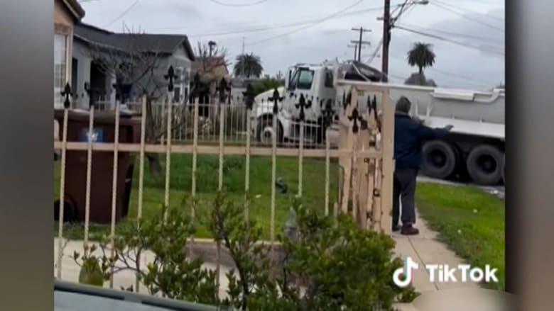 دمّر منزله وساحات الجيران وسياراتهم.. شاهد ما فعله رجل غاضب يقود شاحنة بعد خلاف مع زوجته
