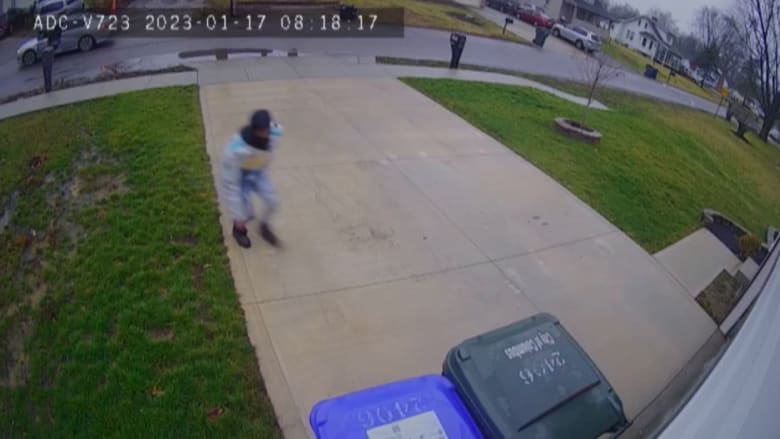 فيديو مراقبة يظهر لصا يسرق سيارة بداخلها طفلة أمام والدتها.. شاهد رد فعلها