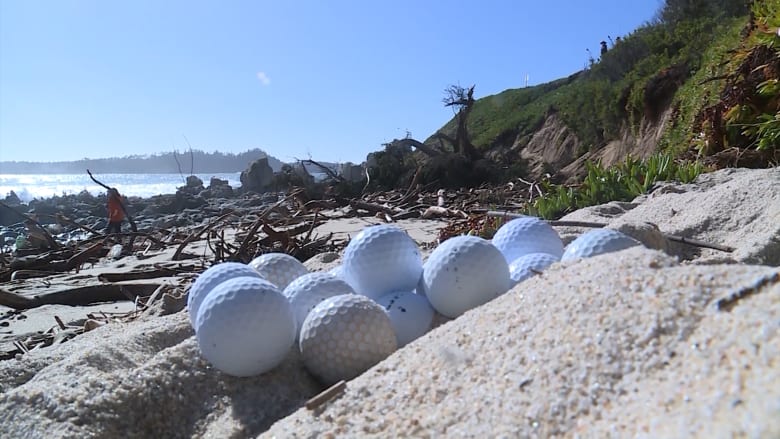 لغز غريب.. الأمواج تجرف المئات من كرات الغولف على شاطئ بأمريكا