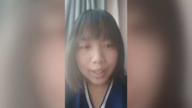 شاهد ما حدث لفتاة شاركت في احتجاجات ضد إجراءات كورونا في الصين