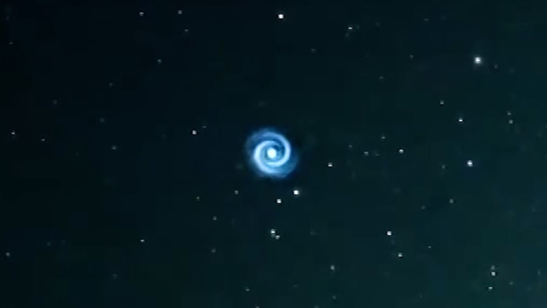 تلسكوب ياباني يكتشف "دوامة زرقاء" غامضة بسماء هاواي بعد إطلاق SpaceX قمرًا صناعيًا جديدًا