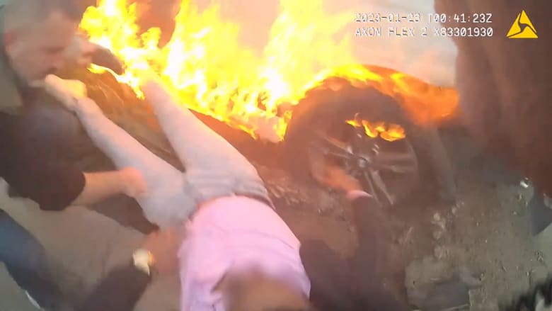 في ذات الثانية.. مشهد درامي وثقتها كاميرا لإنقاذ رجل اشتعلت النيران بسيارته