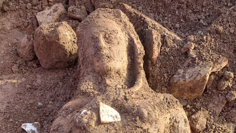 تمثال نادر خرج من المجاري.. شاهد عمال صيانة صرف صحي يكتشفون منحوتة تعود لما قبل الميلاد