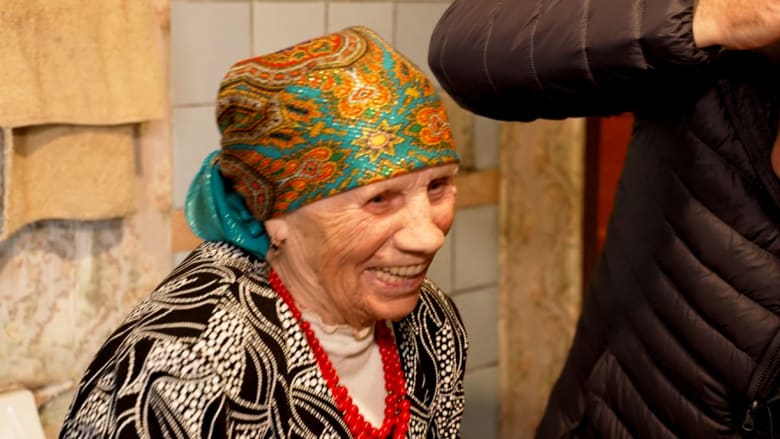 بعمر 102.. مسنّة تقاوم الكرملين وتصنع بزّات قنص للأوكرانيين ضد الروس