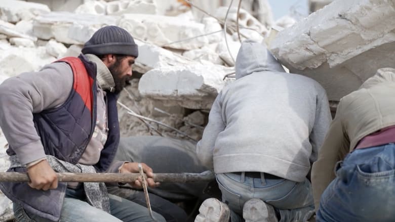 يحفرون بين الأنقاض بأيديهم العارية.. كاميرا CNN ترصد معاناة السوريين في إدلب بعد الزلزال