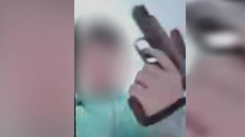 فيديو يظهر طالب في مدرسة ابتدائية يحمل مسدسًا ويهدد زملائه