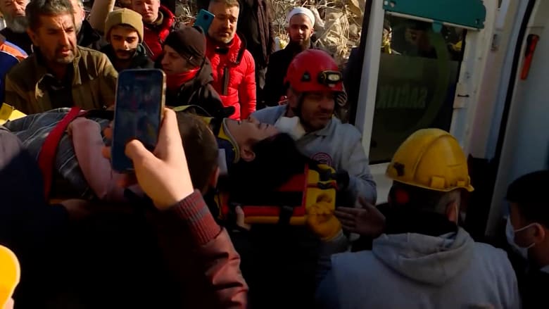 إنقاذ سيدة بعد 132 ساعة تحت الأنقاض بتركيا.. ووصول 22 شاحنة إغاثة إلى شمال غرب سوريا