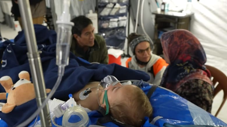 مستشفى في "خيمة".. CNN ترصد كيف تحايل الأطباء على ظروف لنجدة مصابي زلزال تركيا 