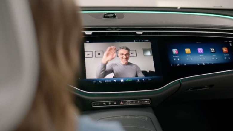 من مقعد سيارة مرسيدس بنز 2024 يمكنك عقد مؤتمرات فيديو عبر "Zoom" ومتابعة "TikTok"