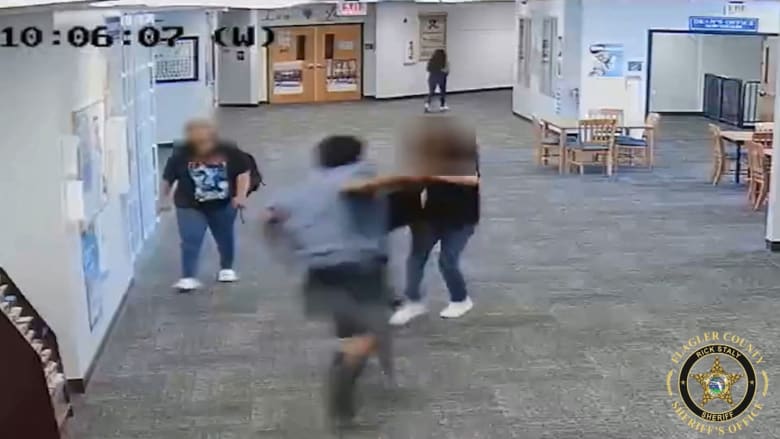 بسبب لعبة فيديو.. طالب يهاجم معلّمته بعنف ويطرحها أرضًا وينهال عليها بالضرب بعد فقدانها الوعي