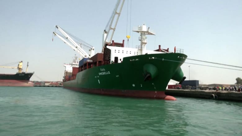 لأول مرة.. سفينة تجارية في الحديدة منذ سنوات وسط مناشدة أممية بمساعدة اليمن