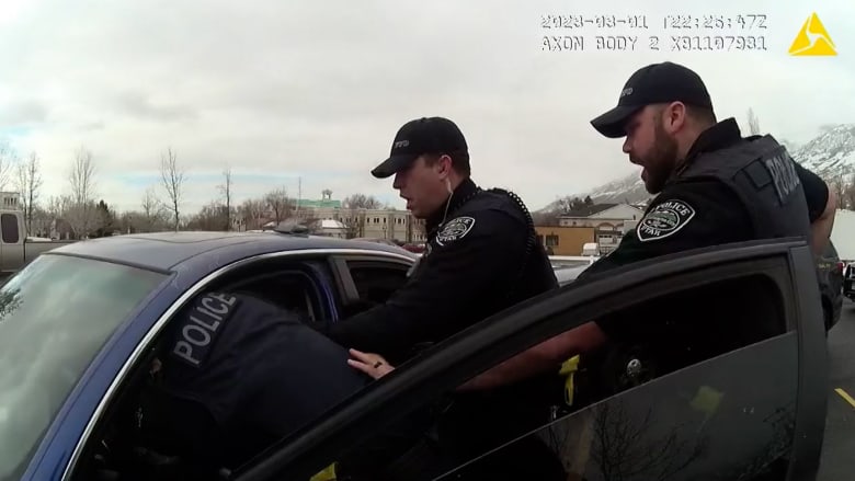 كاميرا تظهر لحظة قتل الشرطة الأمريكية شابًا داخل سيارته