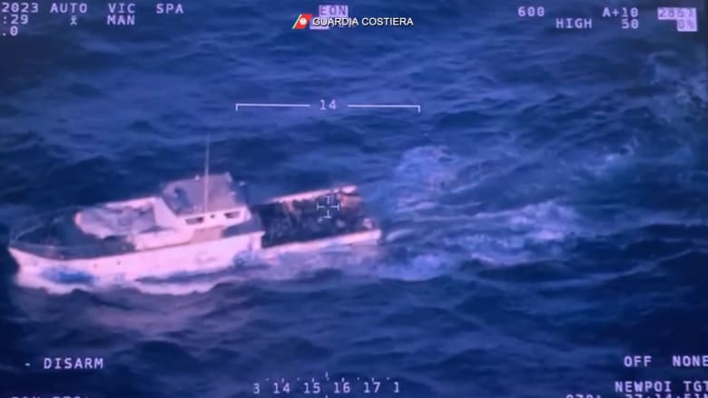 شاهد لحظة انقاذ خفر السواحل الإيطالي آلاف المهاجرين في البحر