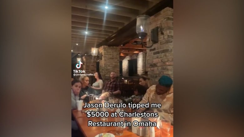 فيديو يظهر مغنيًا يترك إكرامية بقيمة 5 آلاف دولار لموظف مطعم.. شاهد رد فعله