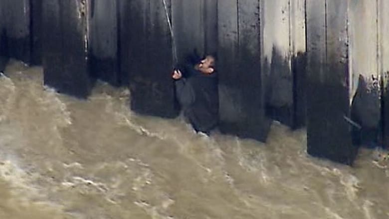 لحظات تحبس الأنفاس.. شاهد ما حدث لرجل حاصرته المياه في نهر هائج بكاليفورنيا