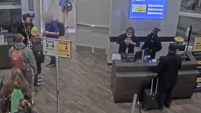 كشفتها كاميرا مراقبة.. فيديو يظهر لحظة سرقة موظفة طيران حقيبة مسافر داخل مطار
