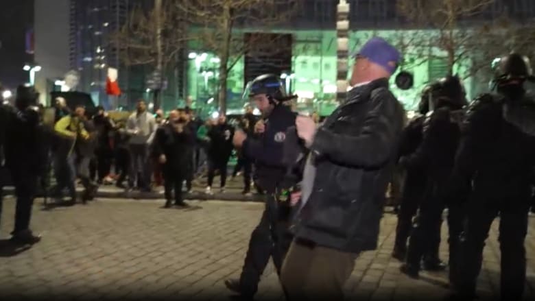 شاهد رد فعل مراسل CNN عندما لاحظ زجاجة تتجه نحوه خلال مظاهرة في فرنسا