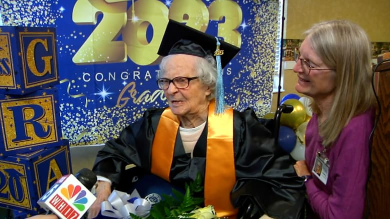  "اتبع قلبك".. مسنة يتجاوز عمرها 100 عام تحصل على شهادة جامعية