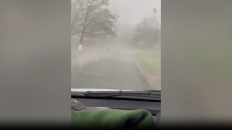شاهد ما حدث لسائق علق بسيارته وسط عاصفة قوية بأمريكا