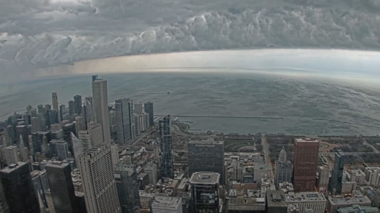 لقطة مذهلة لـ"سحابة جرف" ضخمة تُظلم السماء فوق وسط مدينة شيكاغو
