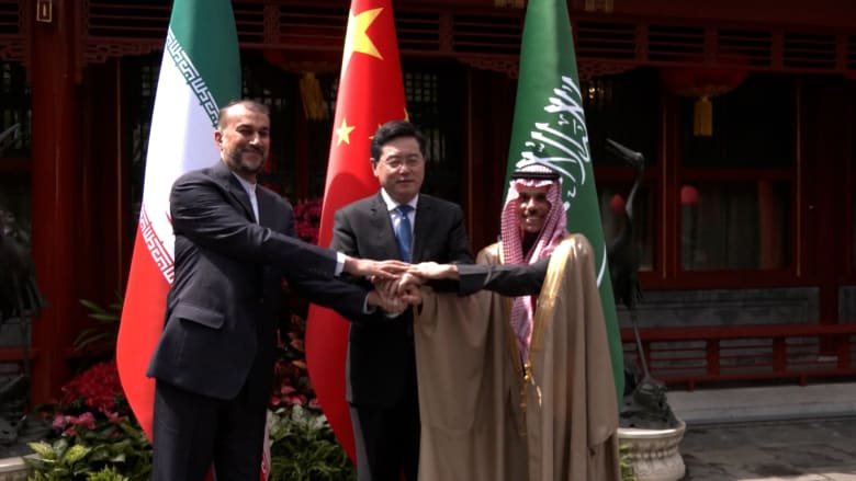 لأول مرة منذ 7 سنوات.. لحظة المصافحة بين وزيري خارجية السعودية وإيران في بكين