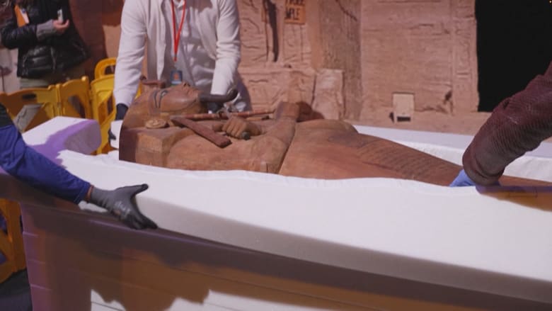 تابوت الفرعون المصري رمسيس الثاني يسافر برحلة نادرة خارج مصر ويُعرض في باريس
