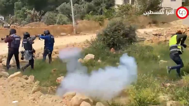 فيديو يُظهر إطلاق الشرطة الإسرائيلية قنابل مسيلة للدموع على الصحفيين
