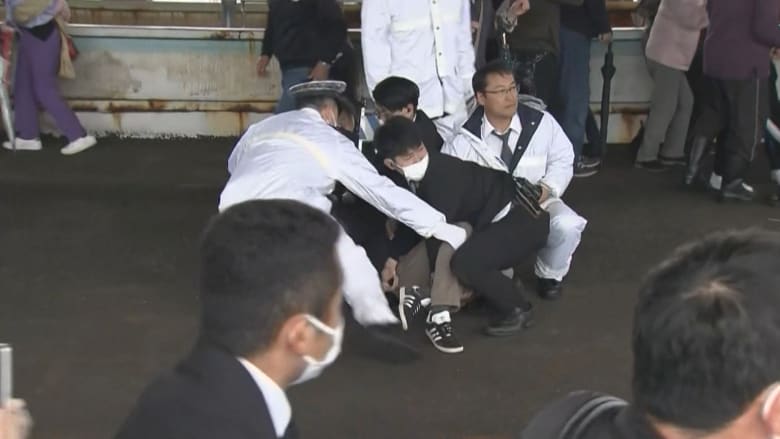 صراخ وذعر.. شاهد ما حدث لحظة وقوع انفجار خلال خطاب لرئيس الوزراء الياباني