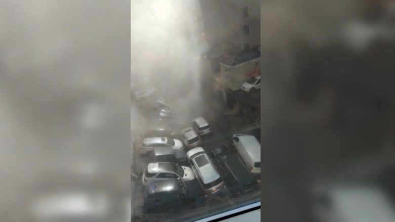 أسفر عن مقتل شخص.. فيديو يظهر ما حدث بعد انهيار مبنى مواقف سيارات فجأة بأمريكا