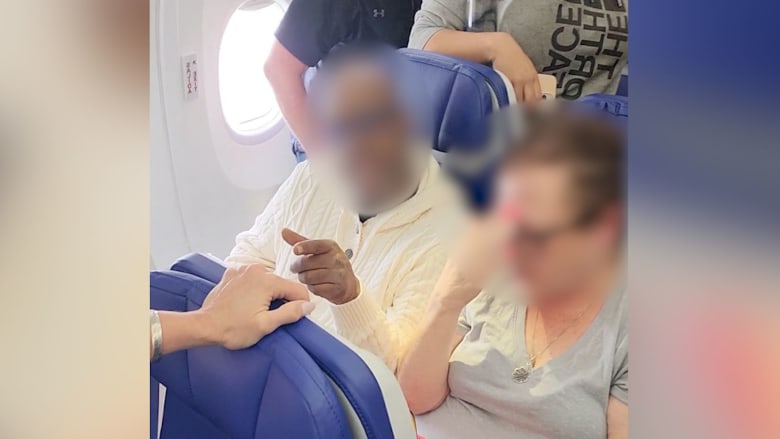 مسافر يصور بهاتفه ما فعله رجل غاضب على متن طائرة ركاب بسبب بكاء رضيع