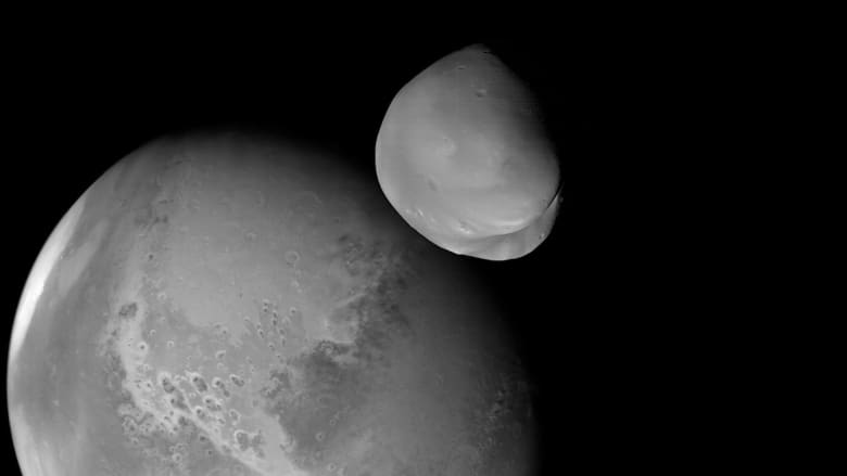 سابقة تاريخية.. "مسبار الأمل" الإماراتي يلتقط أوضح صورة حصل عليها البشر لقمر المريخ "ديموس"