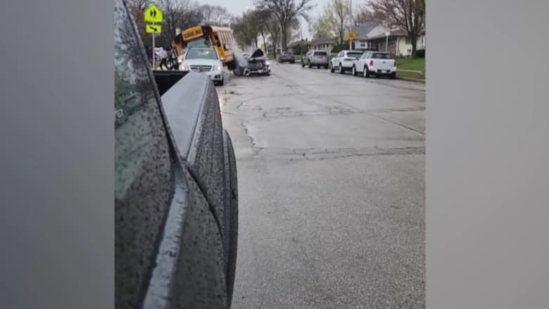 سائق متهور يصدم حافلة مدرسية ويصيب طلابًا أثناء محاولة فراره